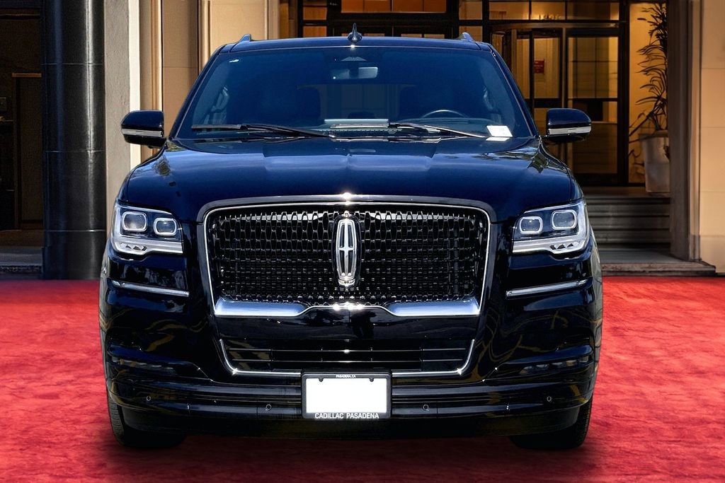 Used 2023 Lincoln Navigator Reserve image 3