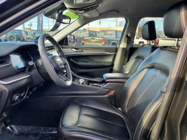 Used 2023 Jeep Grand Cherokee L Limited w/ Black Appearance Package AWD/4WD image 6