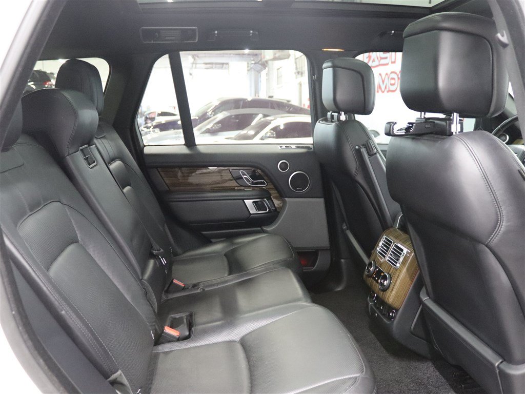 Used 2018 Land Rover Range Rover Supercharged AWD/4WD image 24