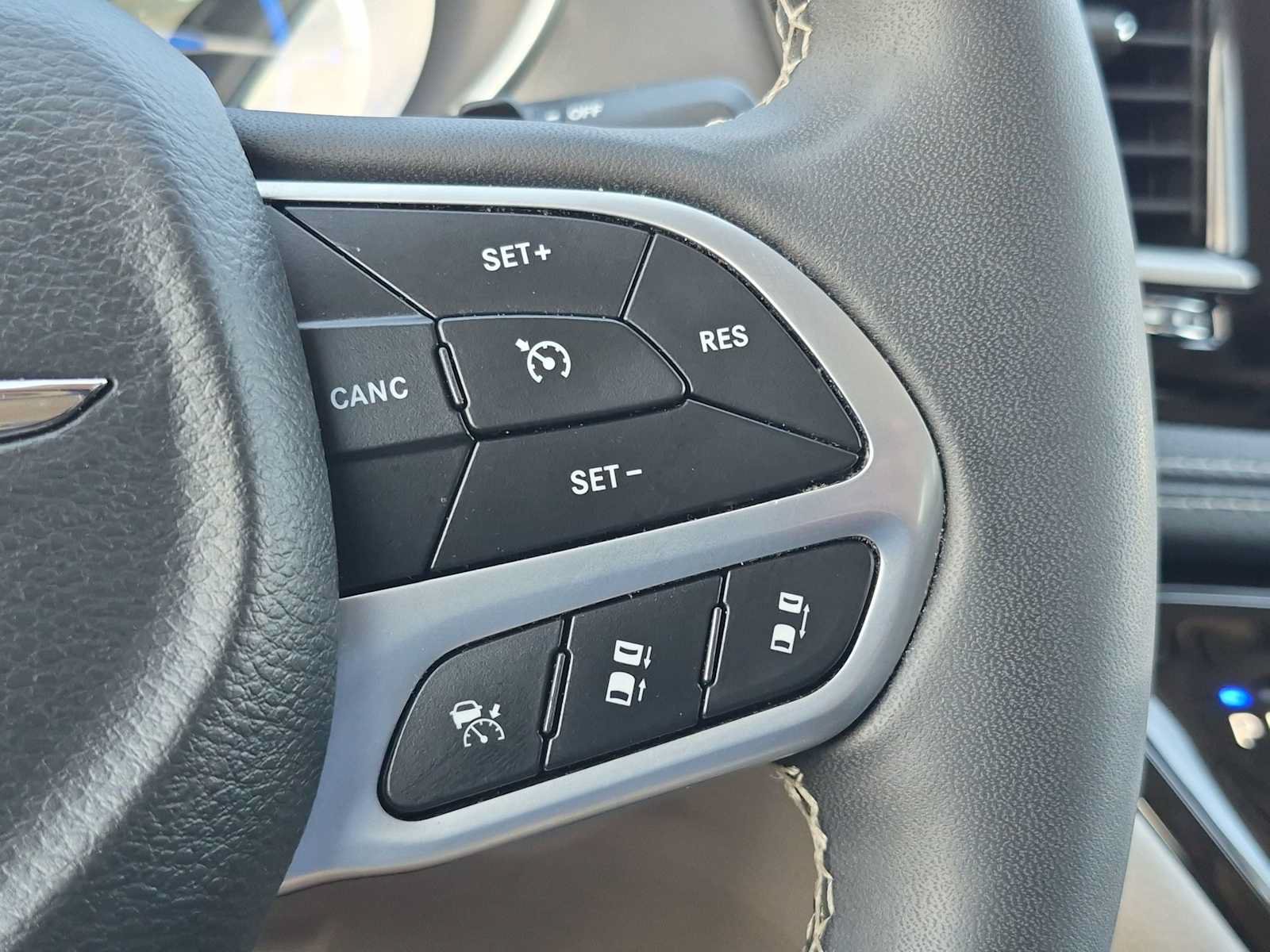 Used 2023 Chrysler Pacifica Touring-L FWD image 22