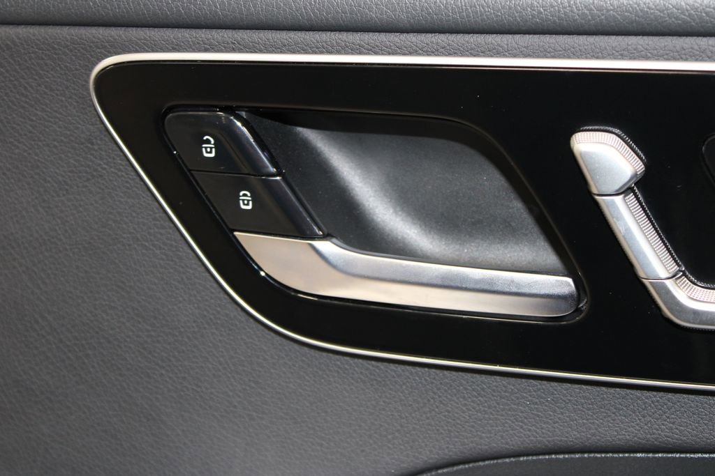 Used 2025 Mercedes-Benz C 300 Sedan image 33