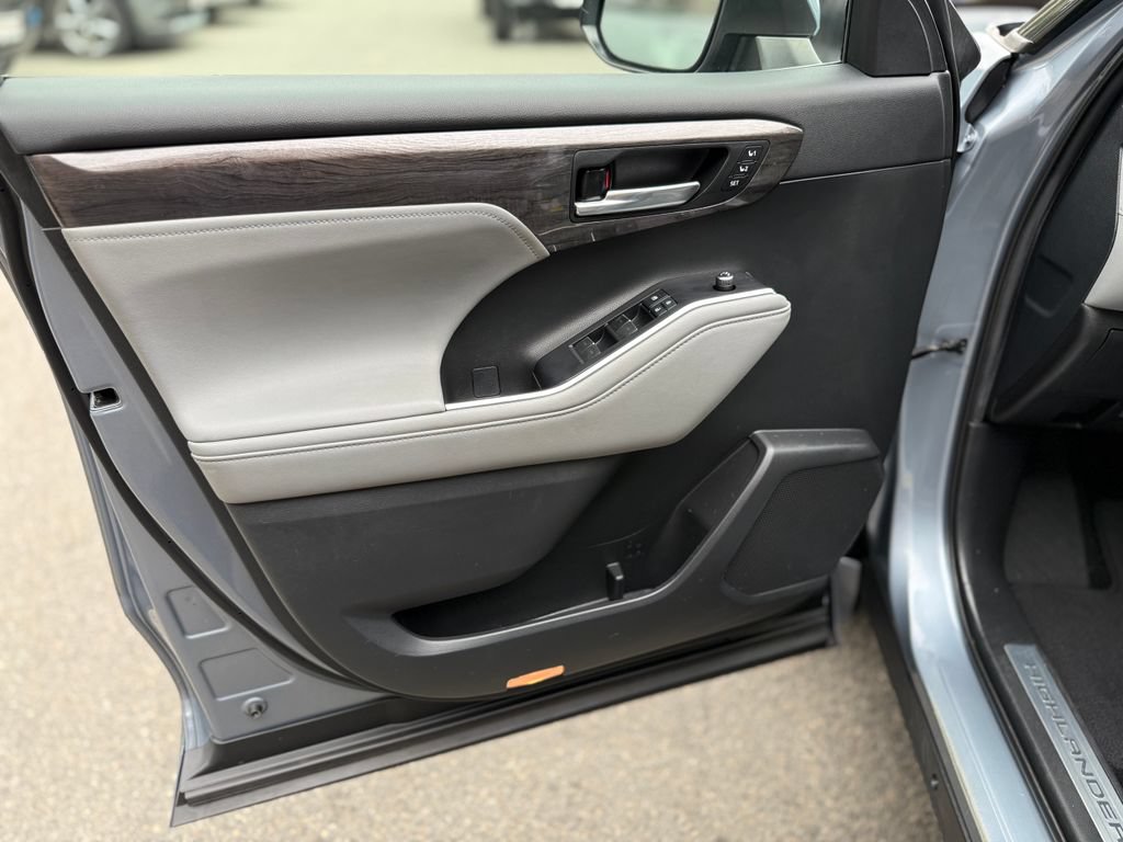 Used 2020 Toyota Highlander Limited FWD image 20