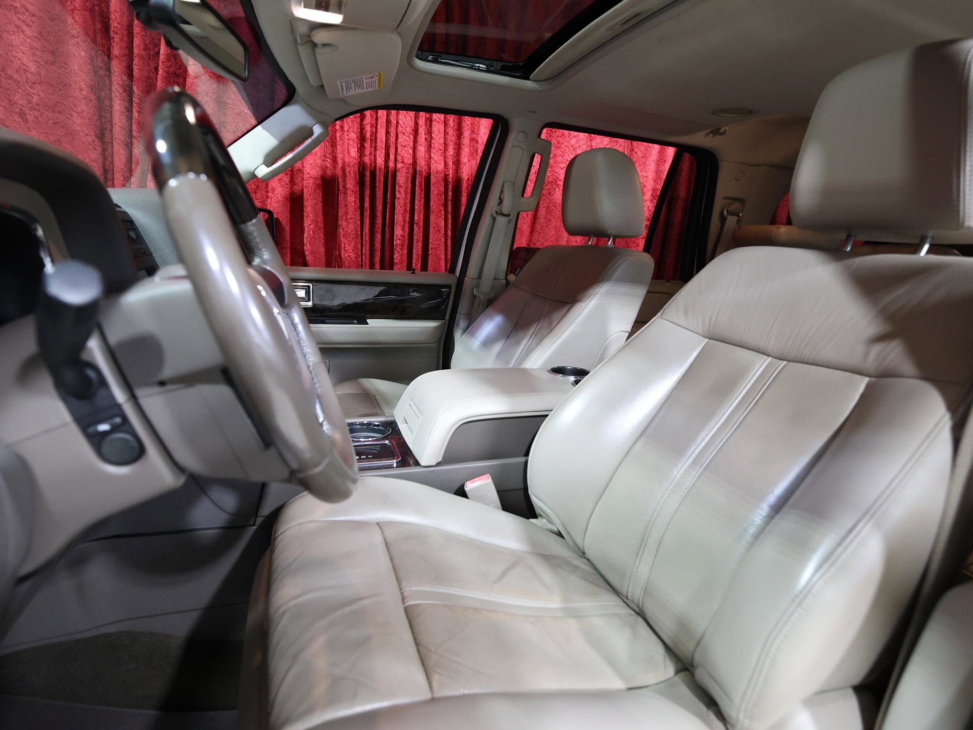 Used 2017 Lincoln Navigator Select image 13