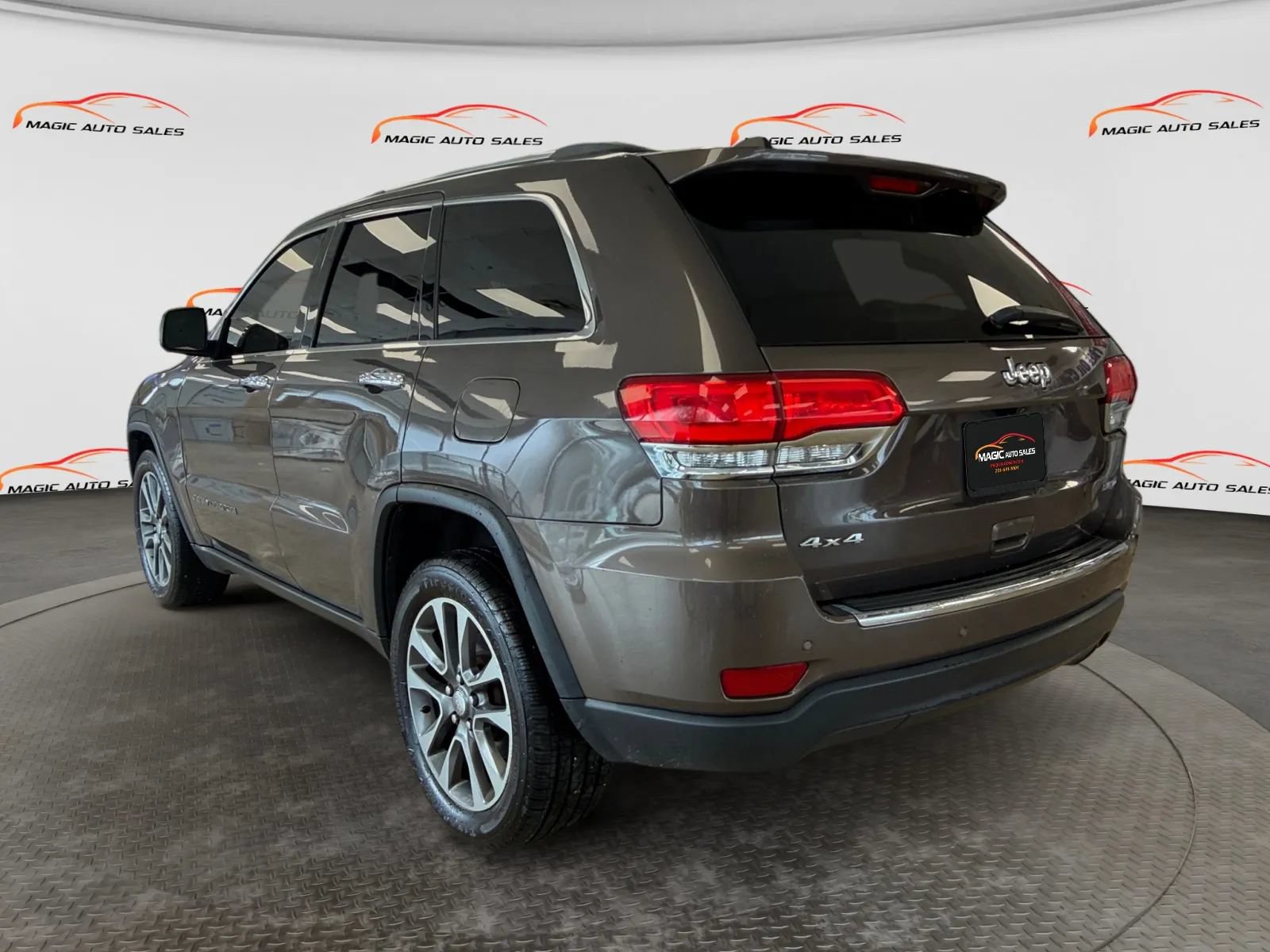 Used 2018 Jeep Grand Cherokee Limited AWD/4WD image 8