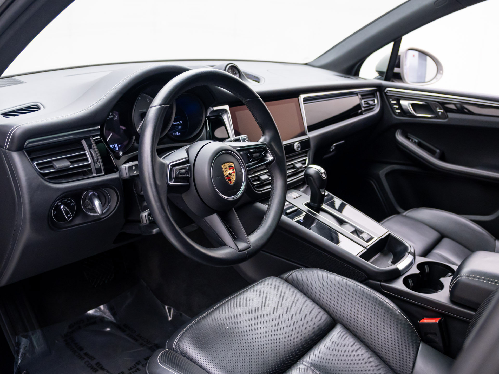 Certified 2023 Porsche Macan S AWD/4WD image 4