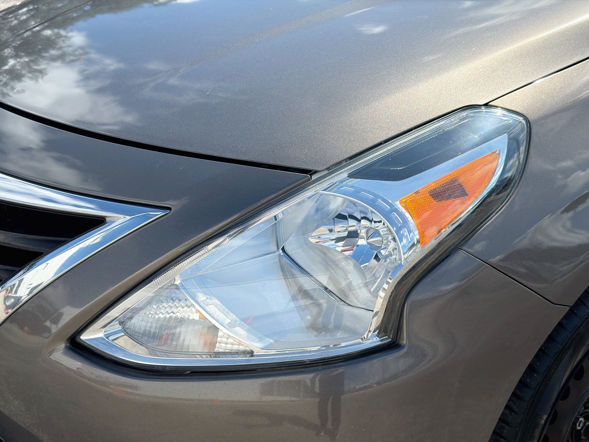 Used 2015 Nissan Versa SV FWD image 9