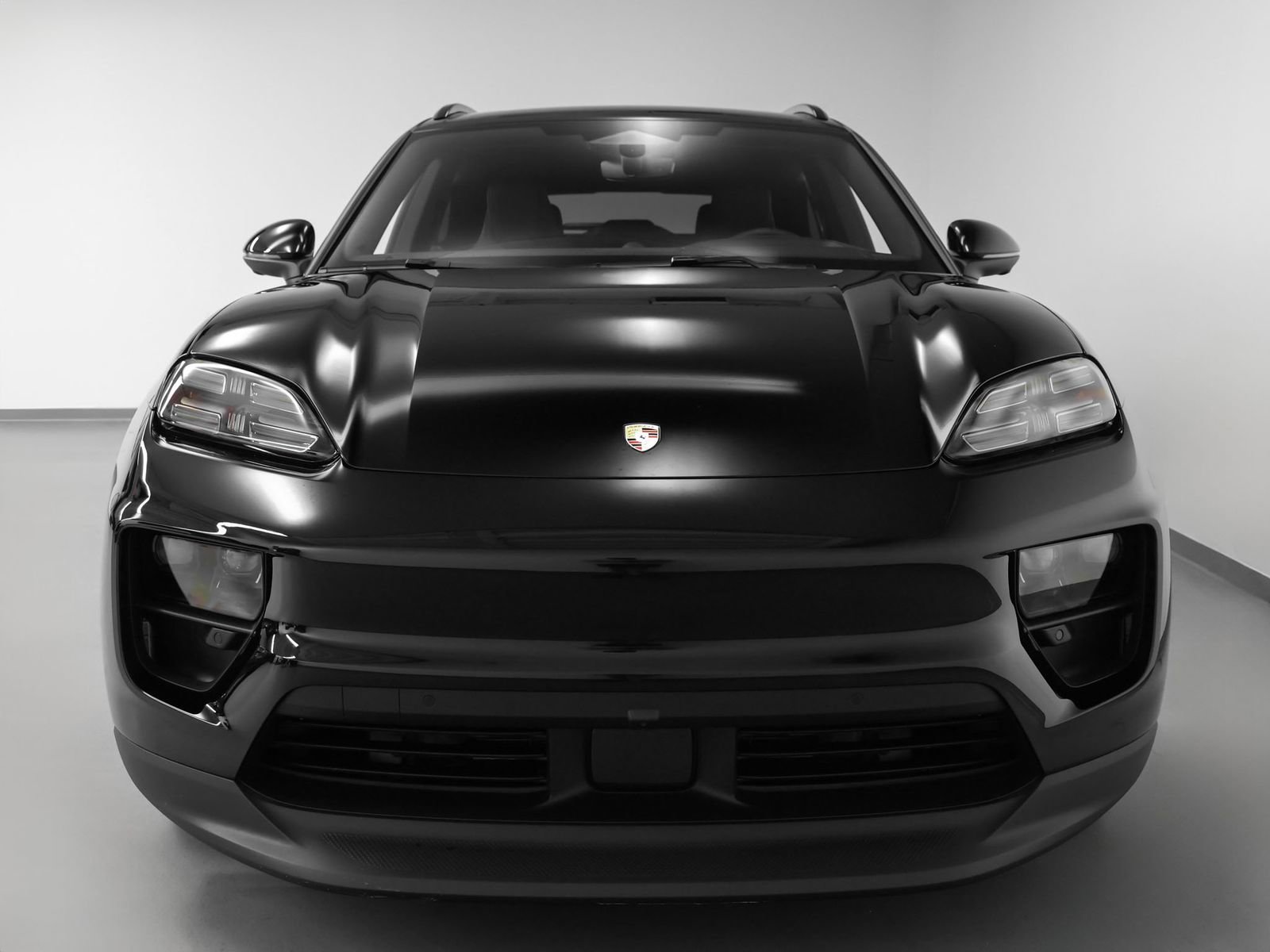 Certified 2025 Porsche Macan 4 Electric image 8
