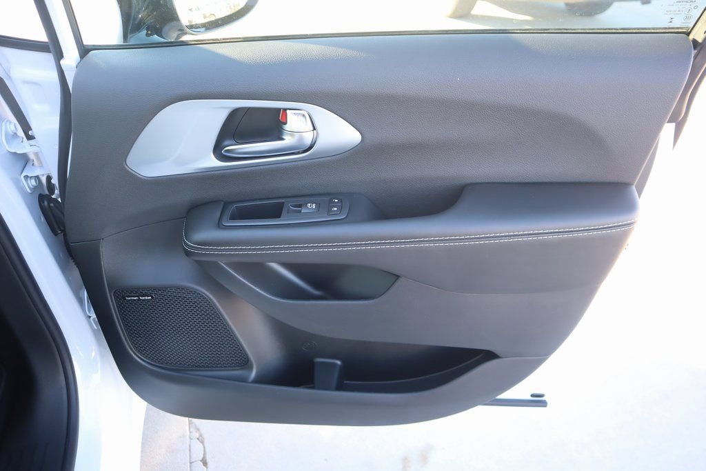 New 2026 Chrysler Pacifica Limited w/ Uconnect Theater Family Group image 19