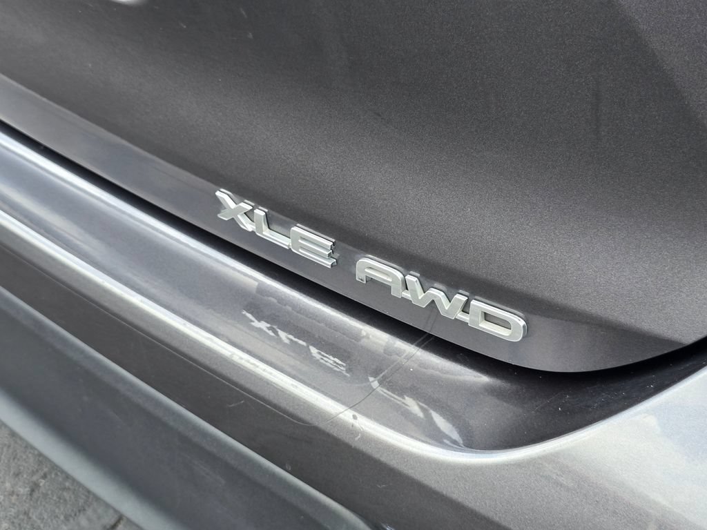 Used 2024 Toyota Highlander XLE AWD/4WD image 12