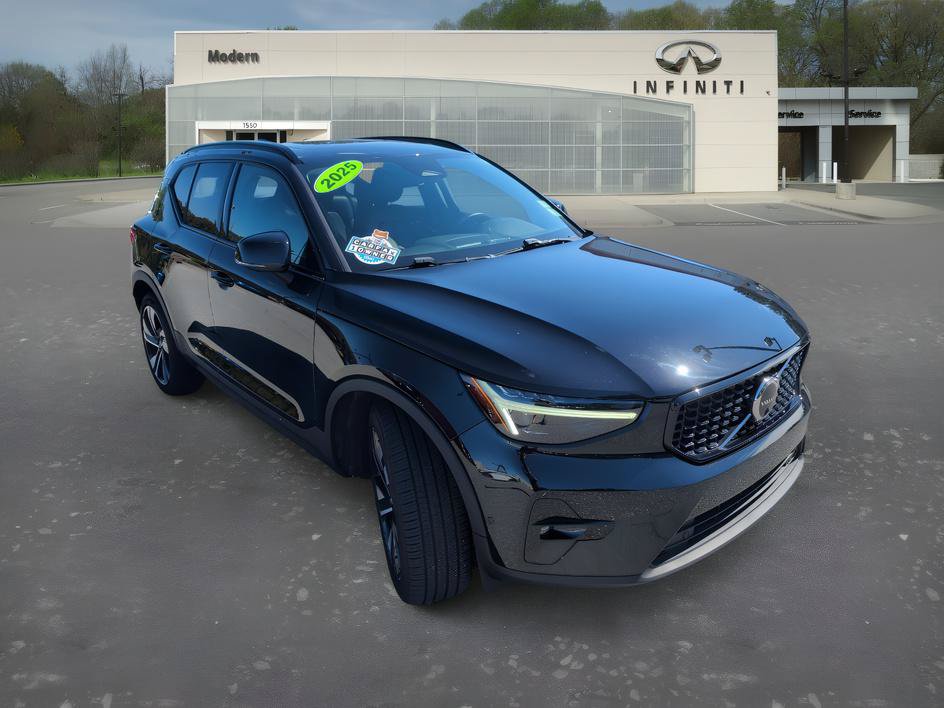 Used 2025 Volvo XC40 B5 Ultra AWD/4WD image 2