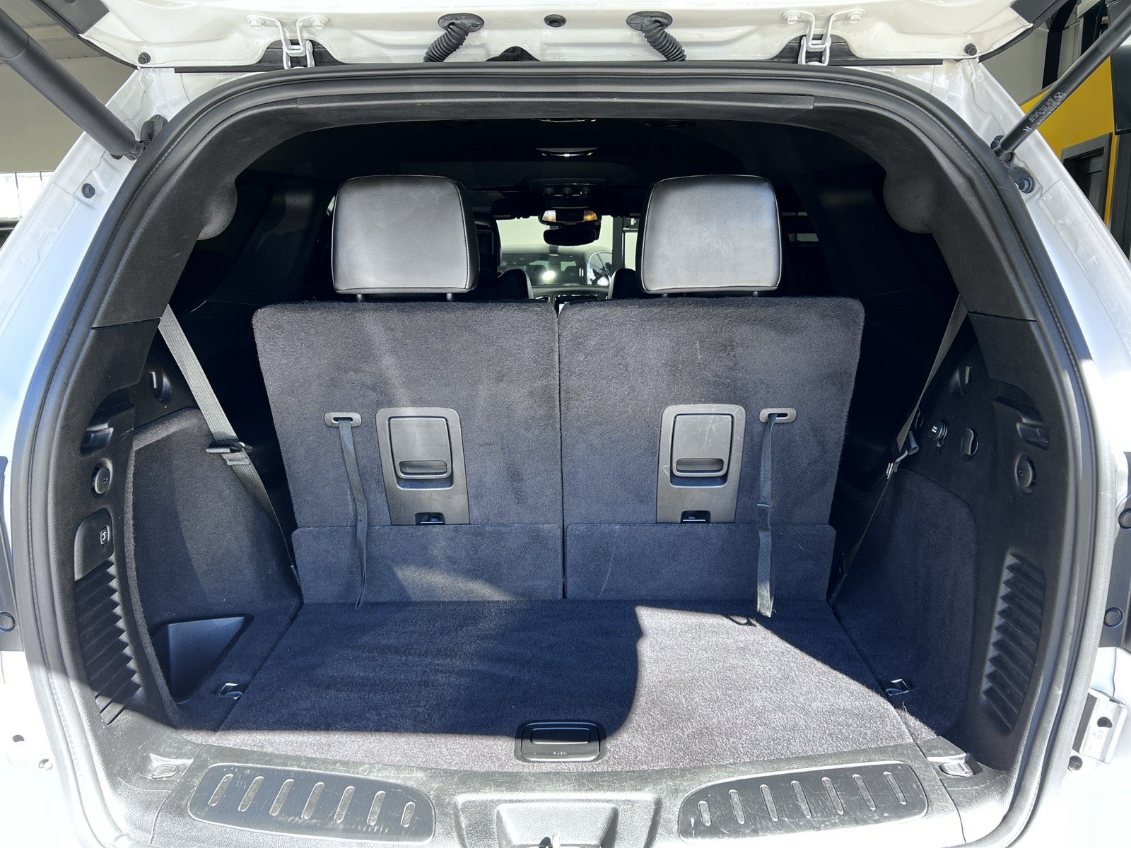 Used 2018 Dodge Durango R/T w/ Technology Group AWD/4WD image 32