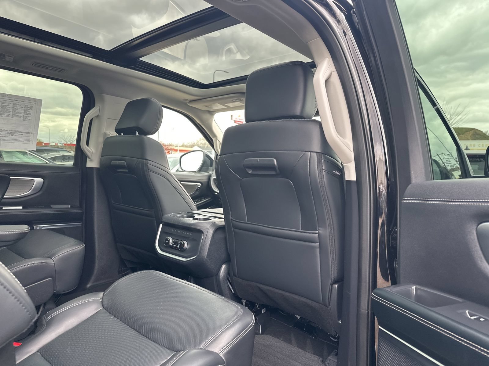 Used 2025 Ford Expedition Max Platinum AWD/4WD image 37