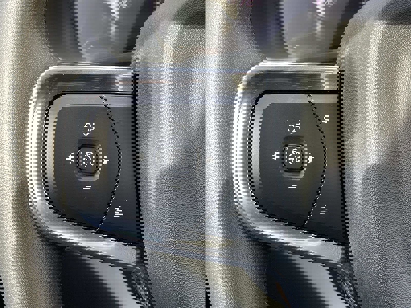 Certified 2022 Volvo XC40 P8 Recharge Plus image 22