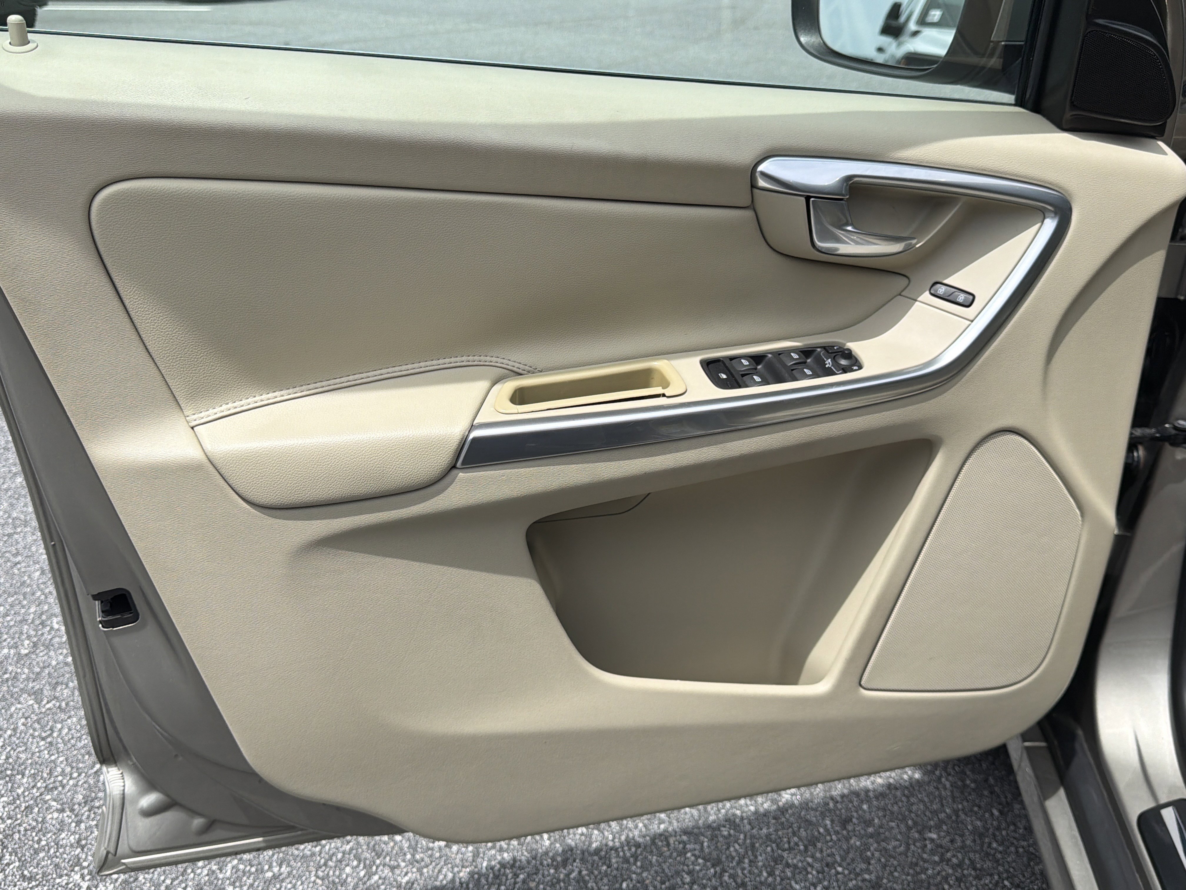 Used 2015 Volvo XC60 T5 Premier w/ Proximity Package FWD image 12