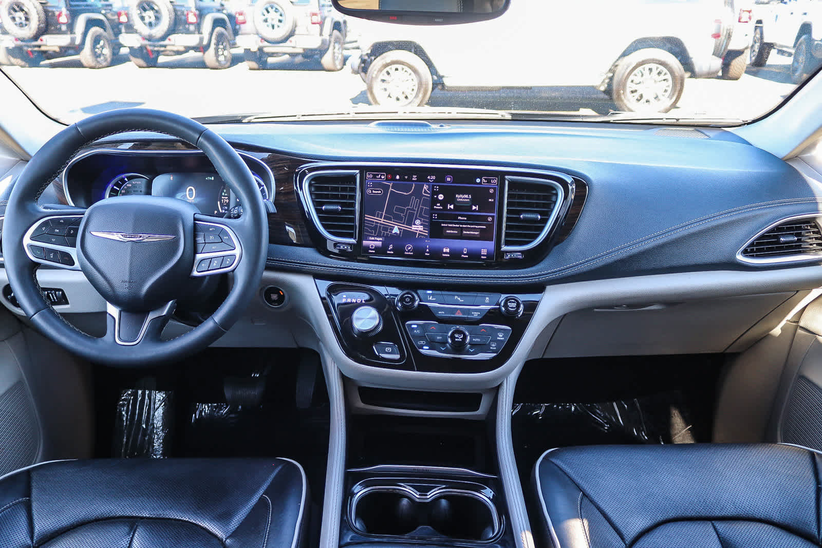 Used 2023 Chrysler Pacifica Limited FWD image 12