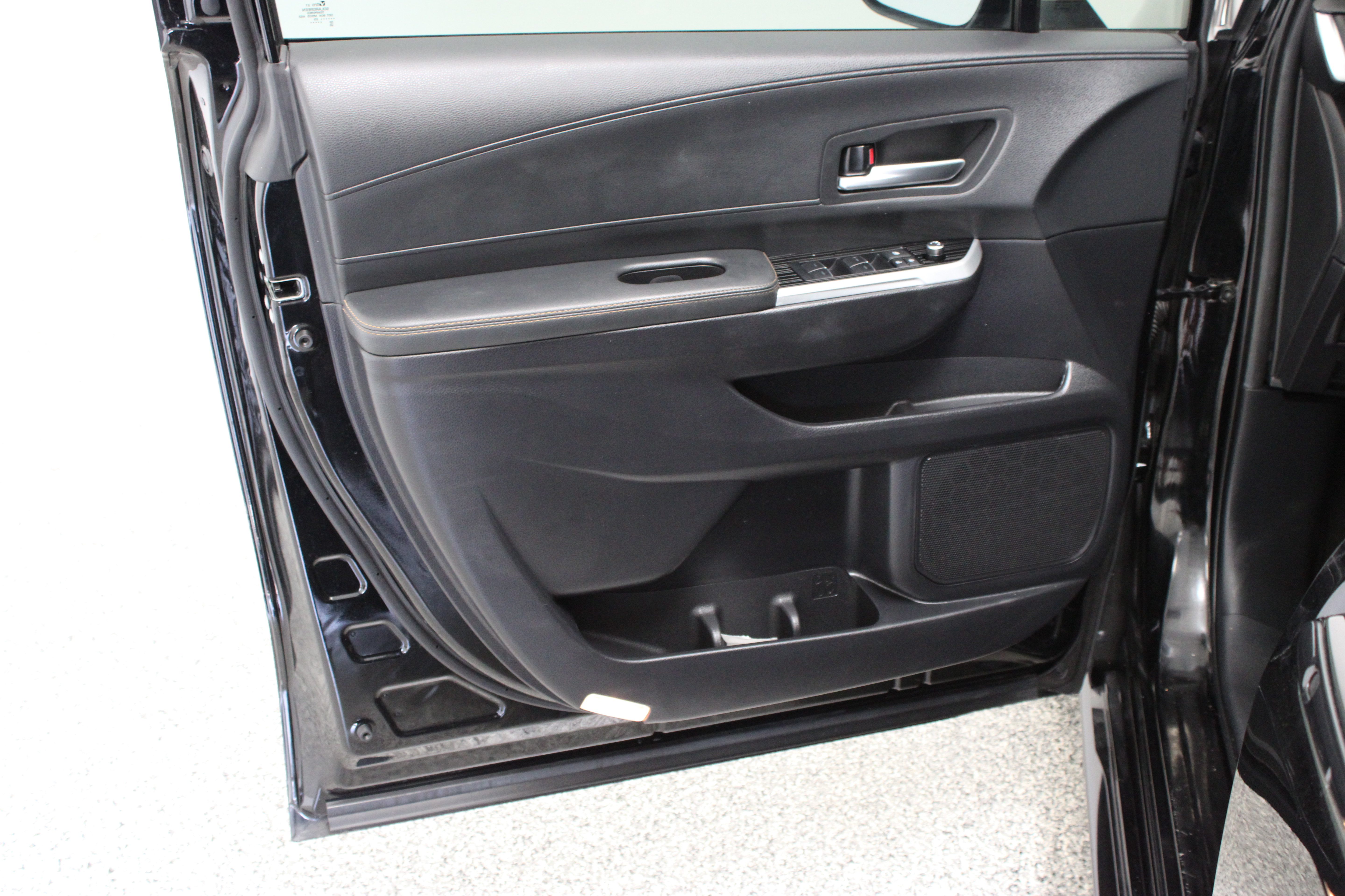 Certified 2025 Toyota Sienna XLE Woodland Edition AWD/4WD image 12