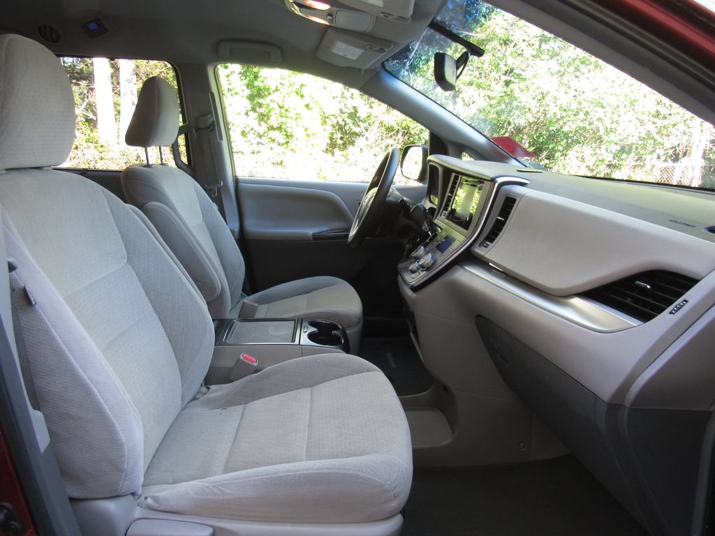 Used 2015 Toyota Sienna LE FWD image 18