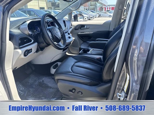 Used 2023 Chrysler Pacifica Touring-L FWD image 20