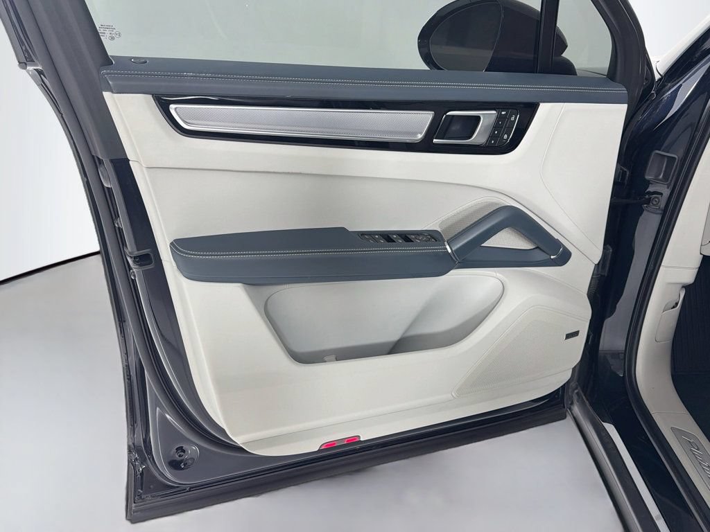 Certified 2023 Porsche Cayenne AWD/4WD image 11