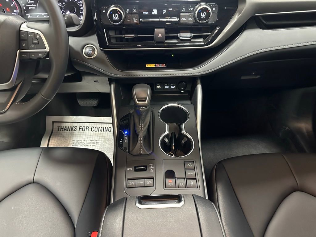 Used 2025 Toyota Highlander XLE AWD/4WD image 40