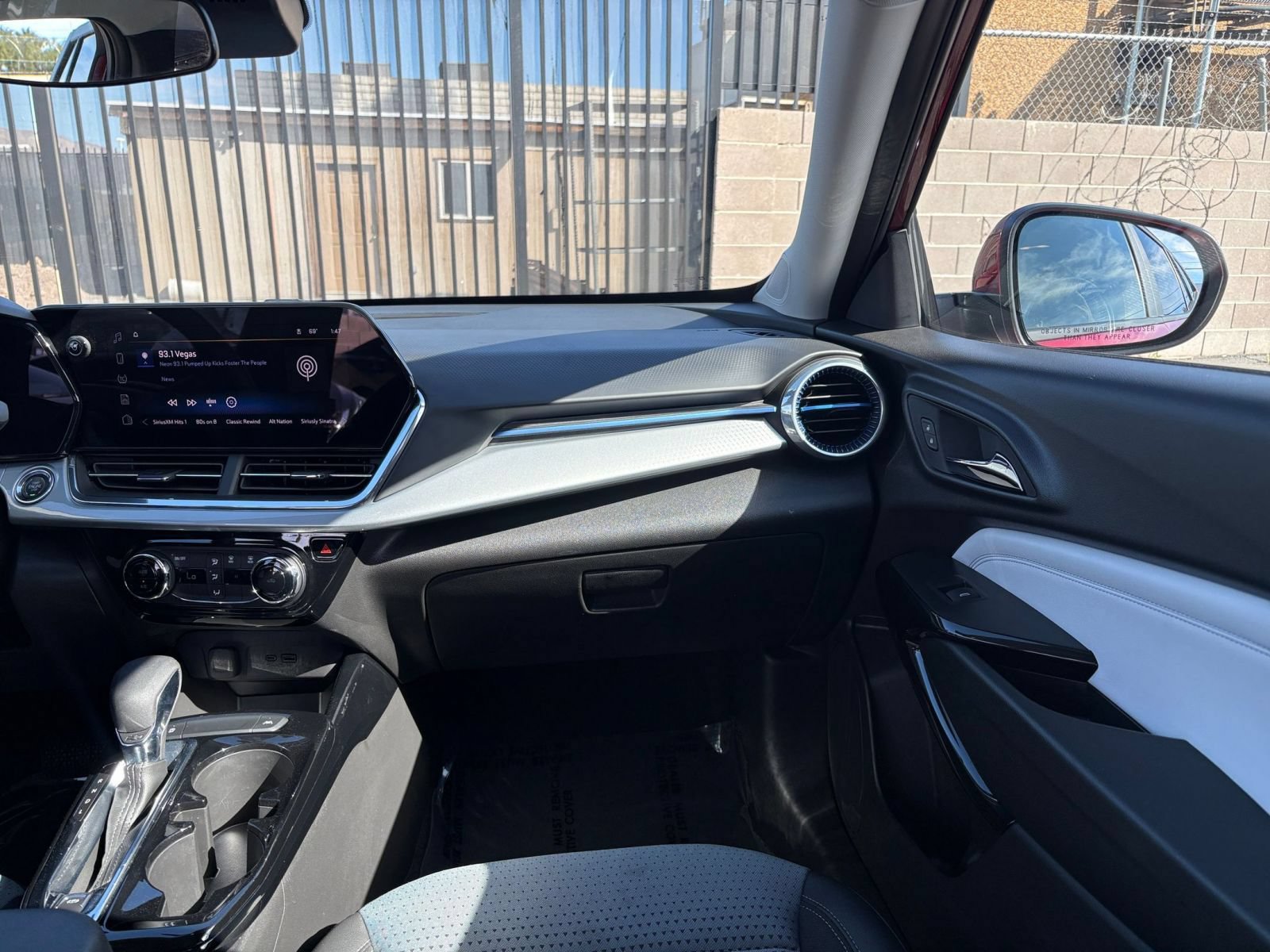 Used 2025 Chevrolet Trax LT FWD image 34