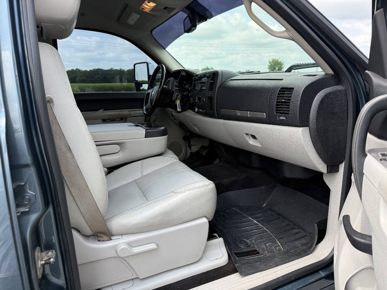 Used 2011 Chevrolet Silverado 2500 LT w/ Interior Plus Package AWD/4WD image 16