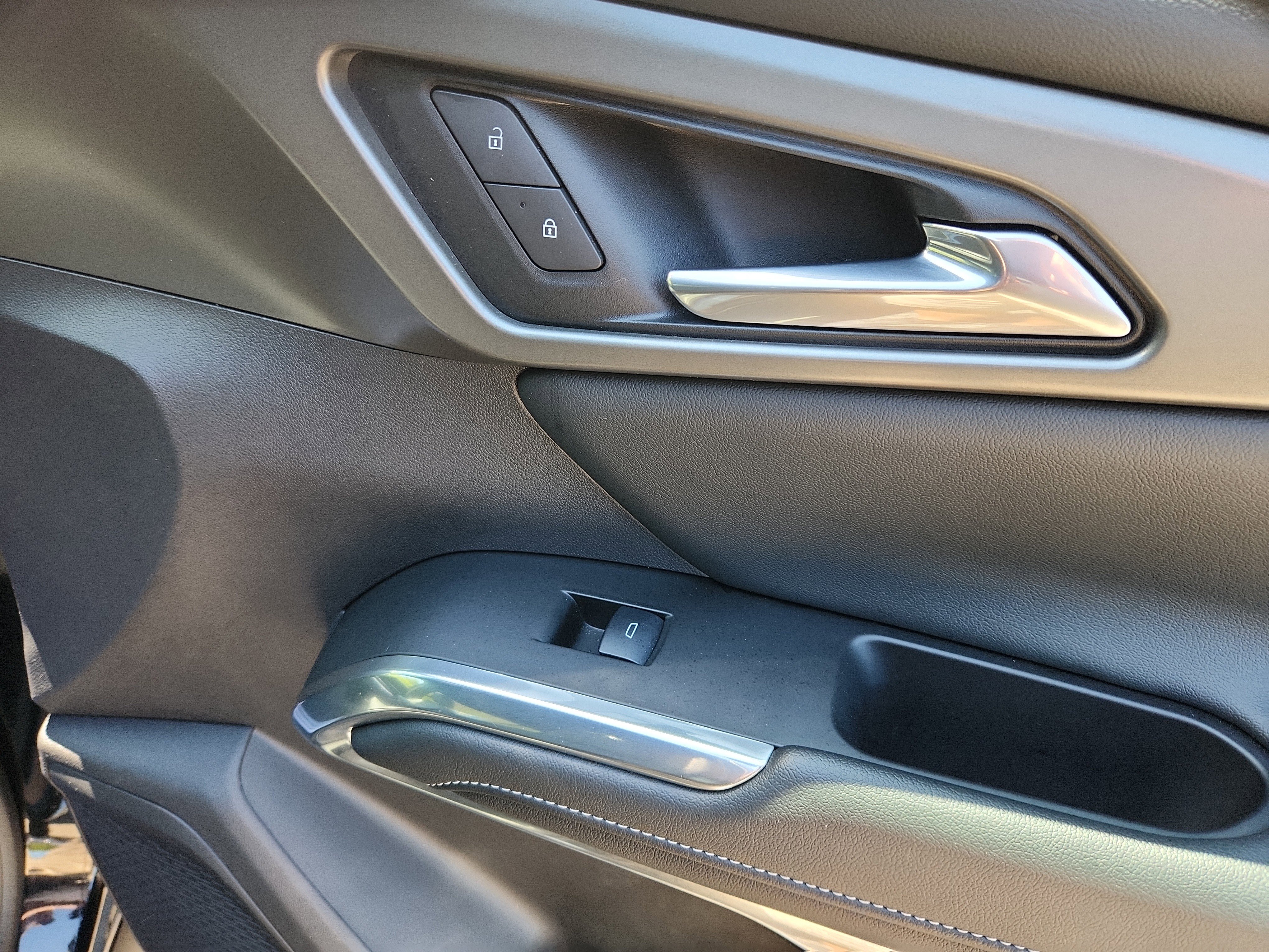 Used 2025 Chevrolet Traverse LT image 40