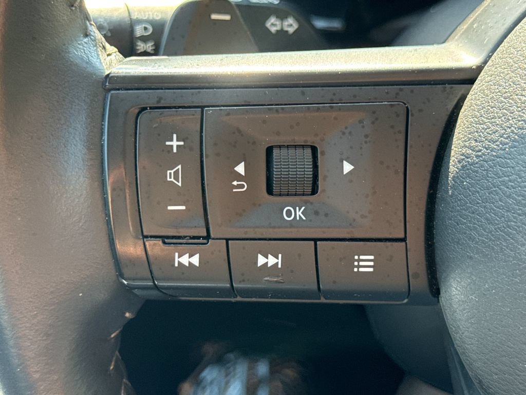 Used 2025 Nissan Pathfinder SV FWD image 30
