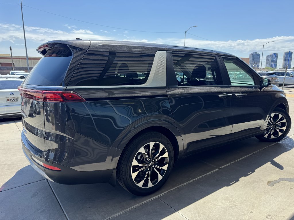 Used 2024 Kia Carnival EX FWD image 4