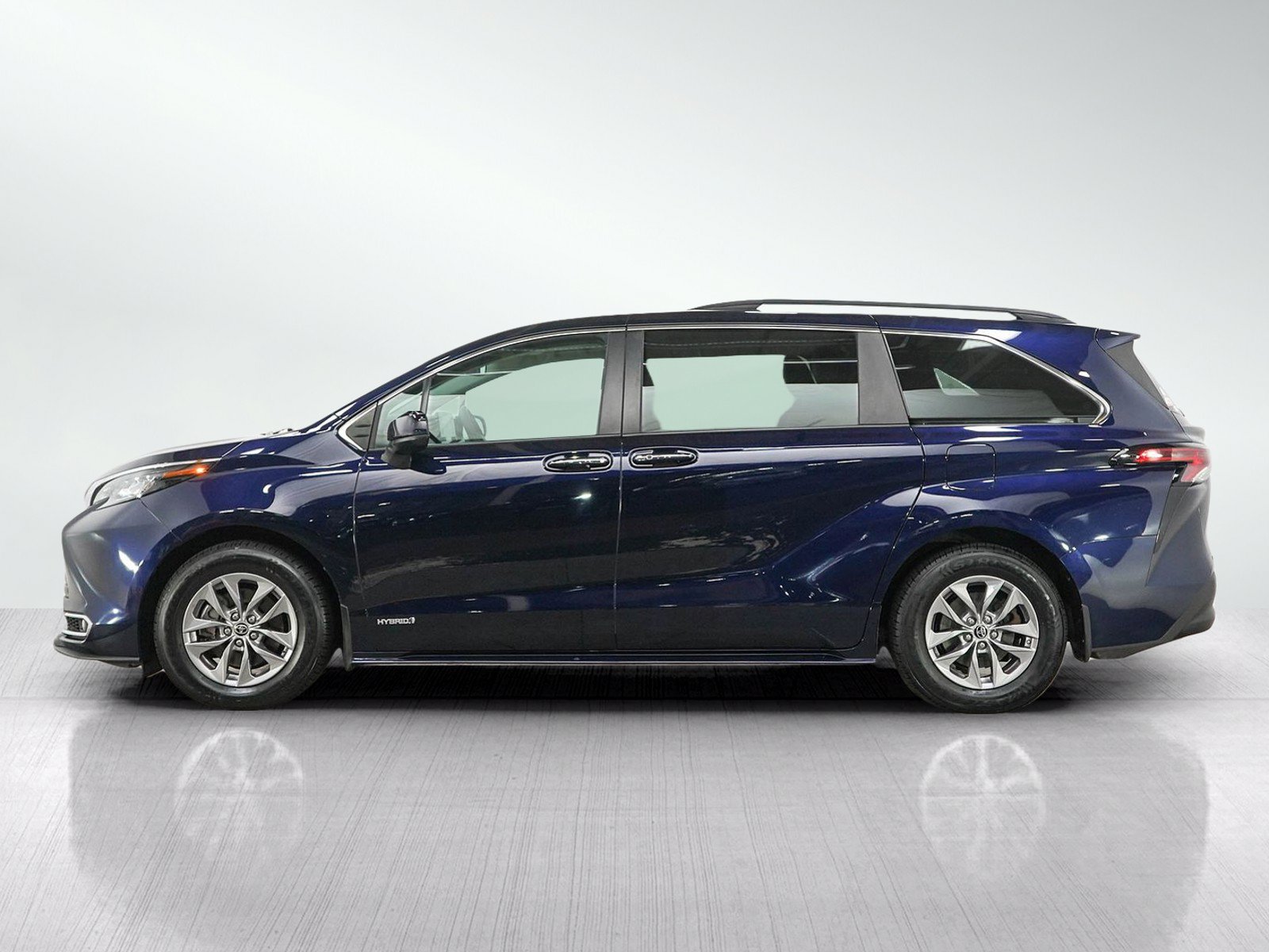 Used 2021 Toyota Sienna XLE w/ XLE Plus Package AWD/4WD image 2