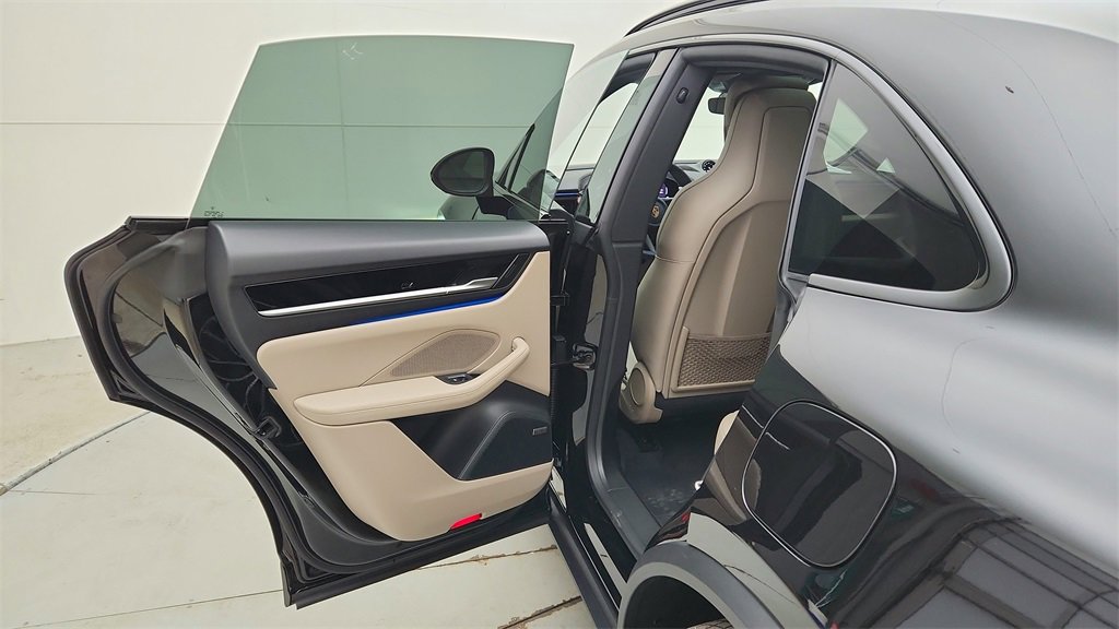 New 2025 Porsche Macan 4S Electric image 39