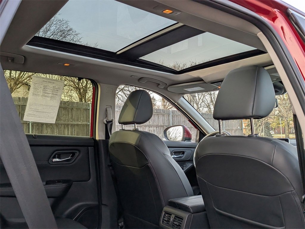 Used 2024 Nissan Rogue SV w/ SV Premium Package image 21