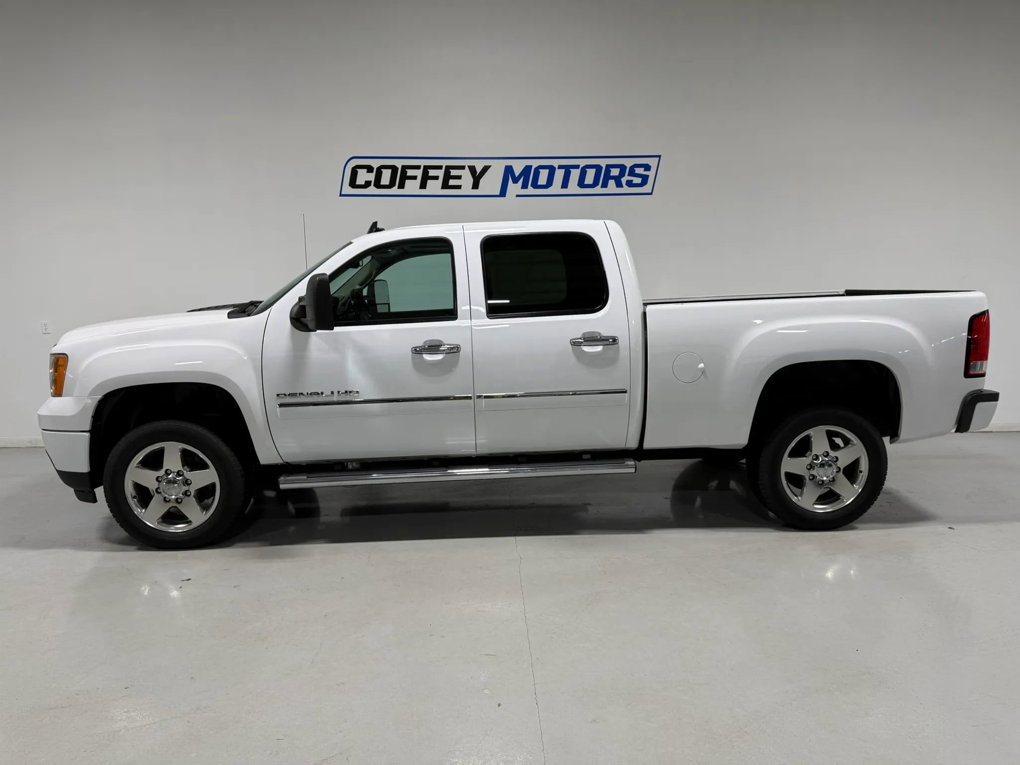 Used 2014 GMC Sierra 2500 Denali w/ Suspension Package, Off-Road image 3