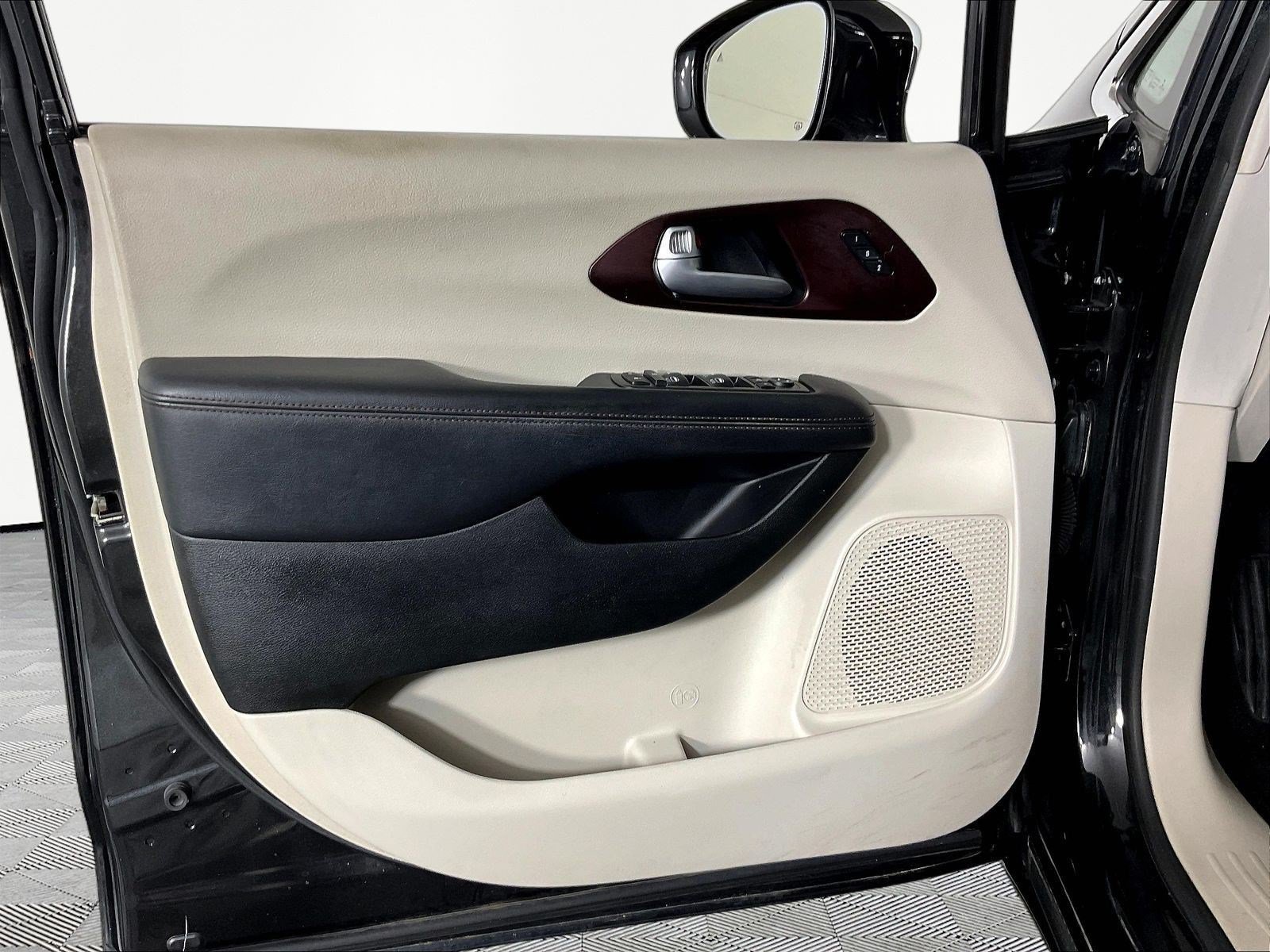 Used 2018 Chrysler Pacifica Limited FWD image 20