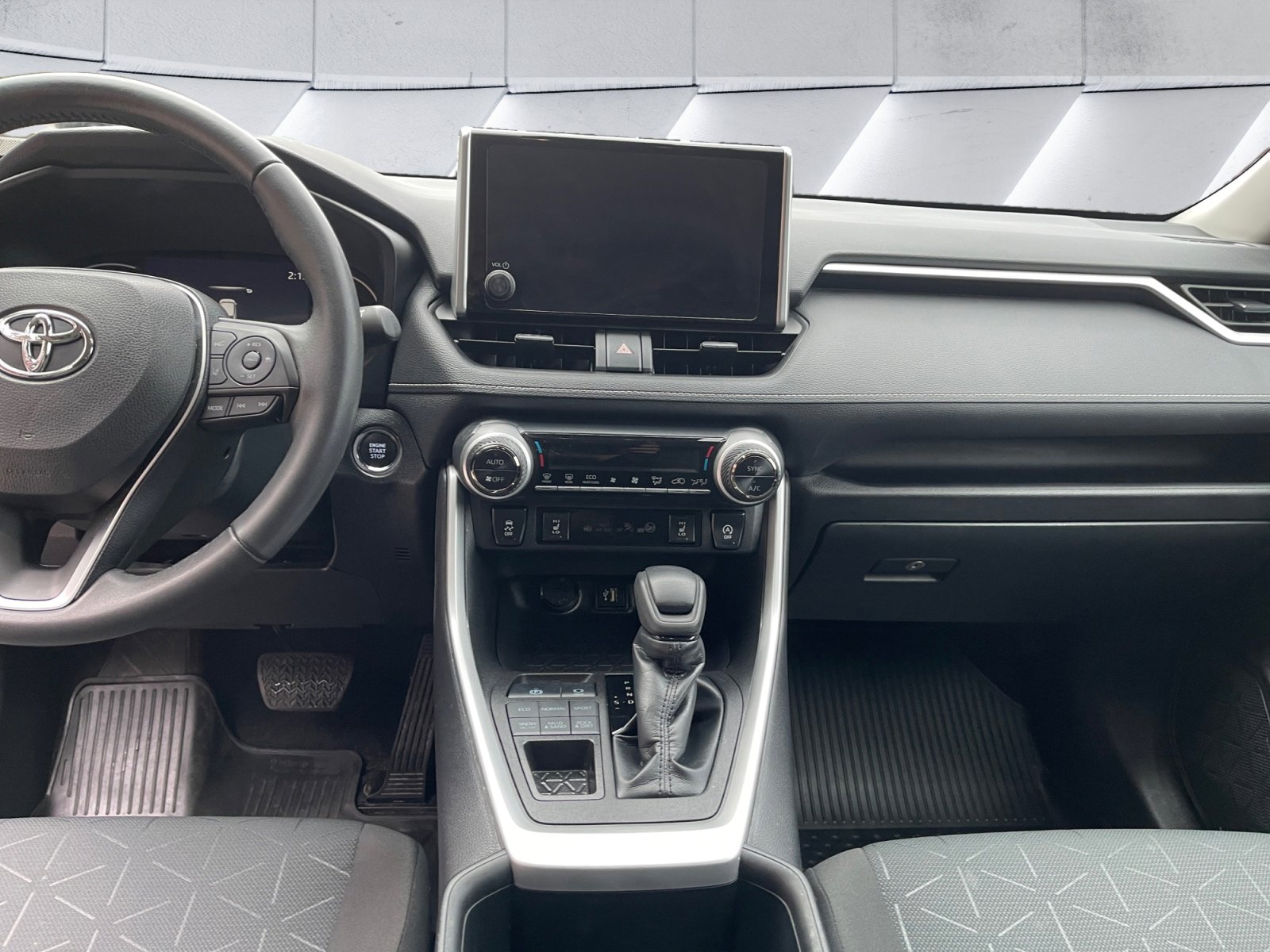 Used 2023 Toyota RAV4 XLE w/ Convenience Package image 11