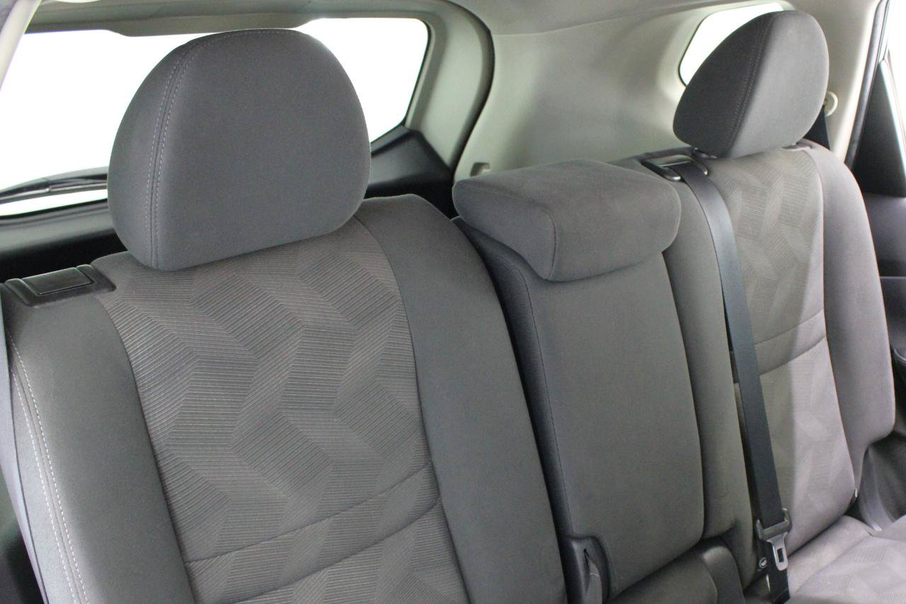 Used 2016 Nissan Rogue SV FWD image 41