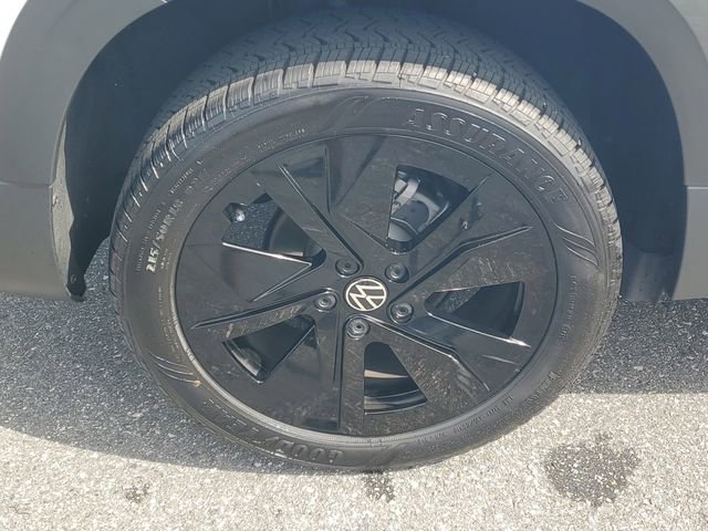 Used 2025 Volkswagen Taos SE w/ Panoramic Sunroof Package image 5