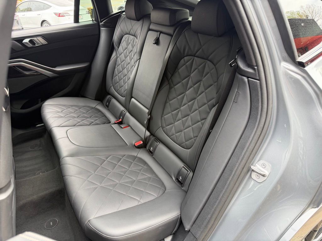 Used 2025 BMW X6 xDrive40i AWD/4WD image 31