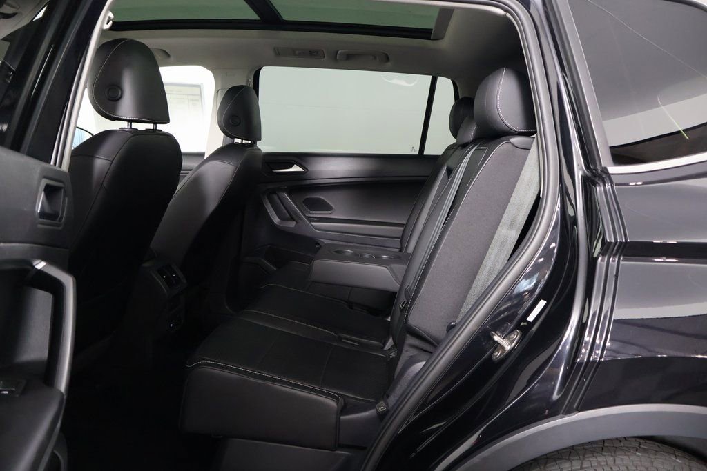 Used 2021 Volkswagen Tiguan SE w/ Panoramic Sunroof Package image 11