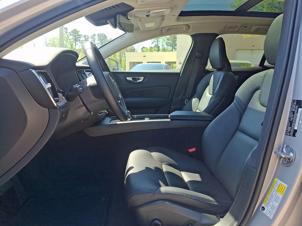 Used 2025 Volvo V60 B5 Cross Country Plus image 13