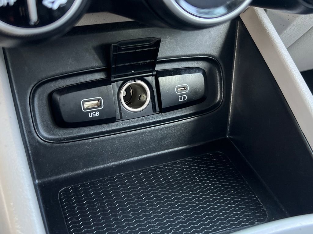 Used 2023 Hyundai Venue SEL image 30