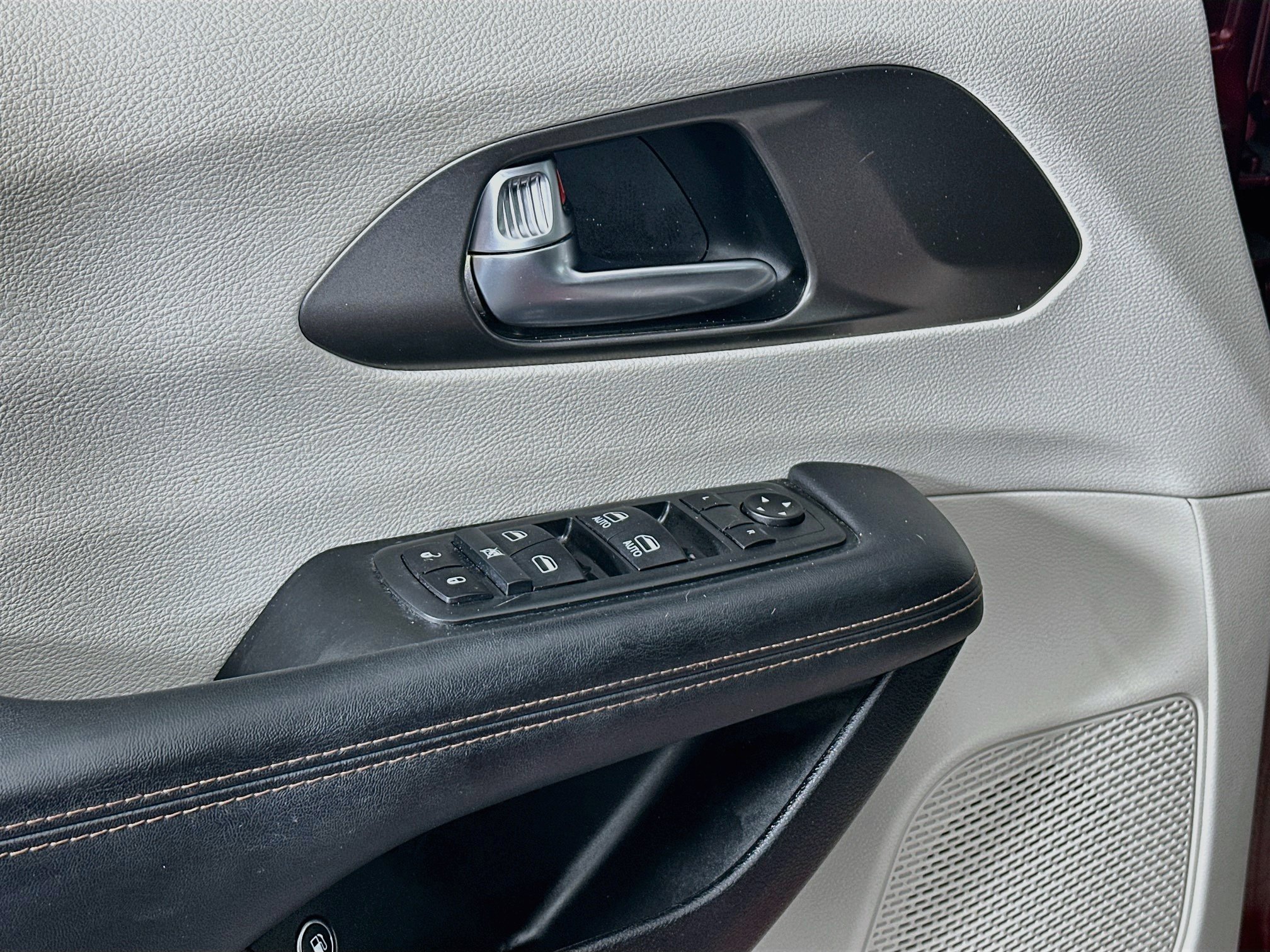Used 2020 Chrysler Pacifica Touring FWD image 15
