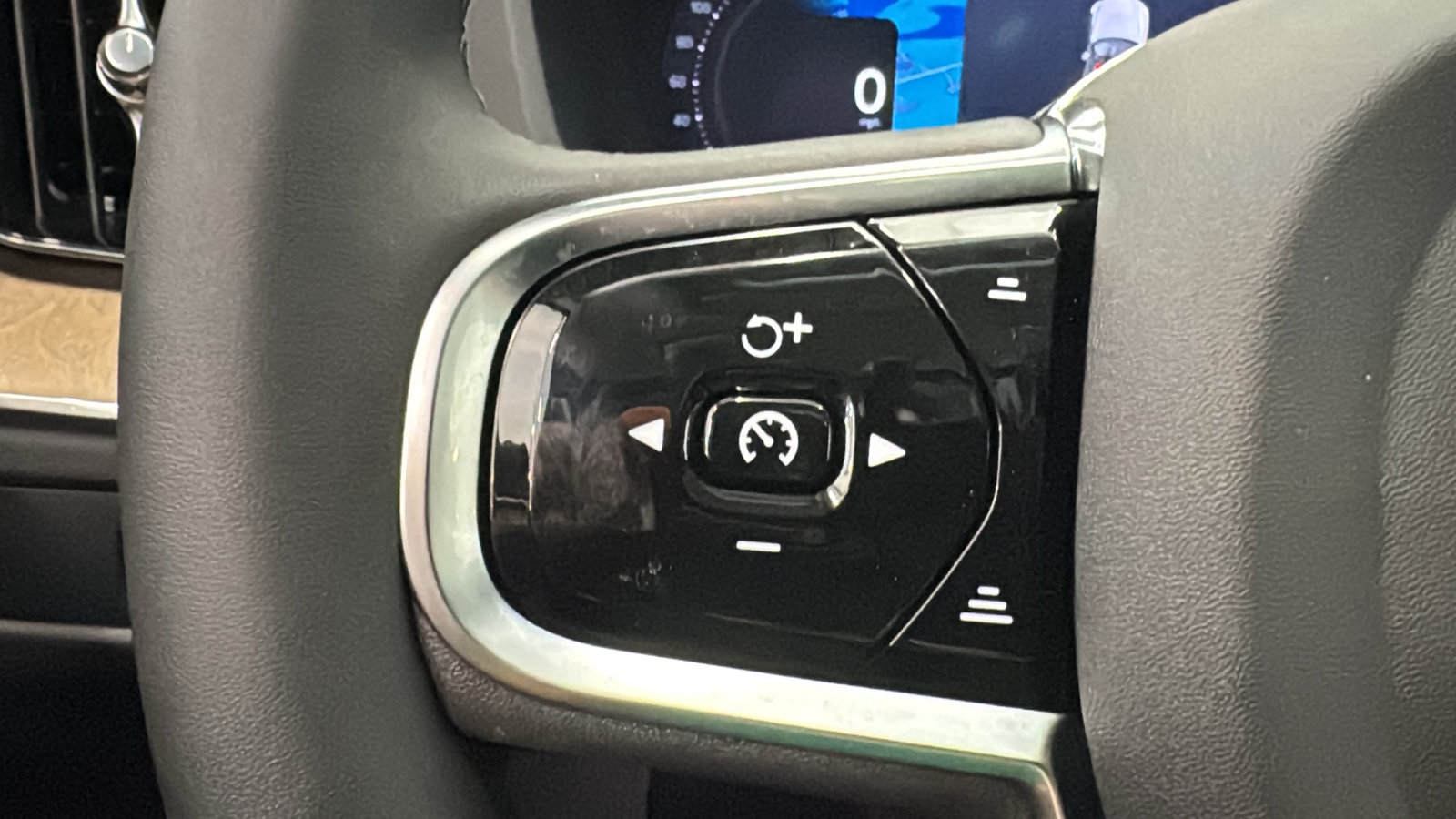 New 2027 Volvo XC60 B5 Plus AWD/4WD image 13