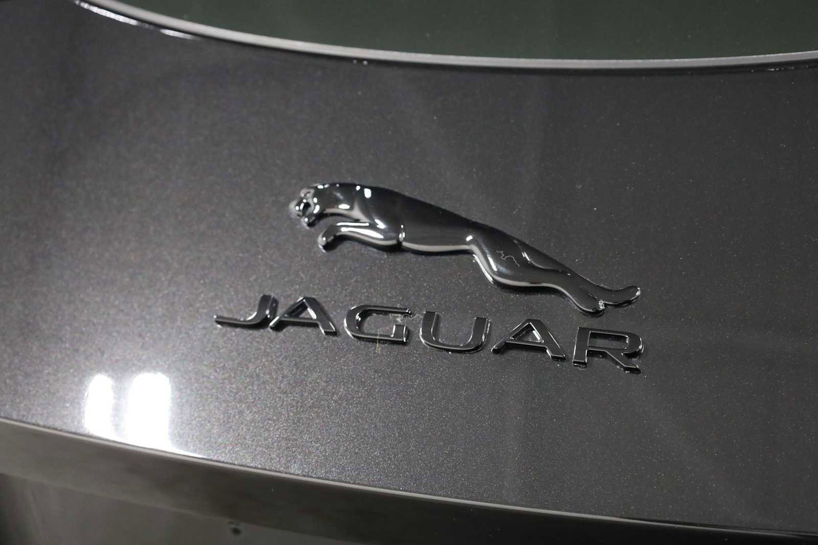 Used 2017 Jaguar F-TYPE R image 8