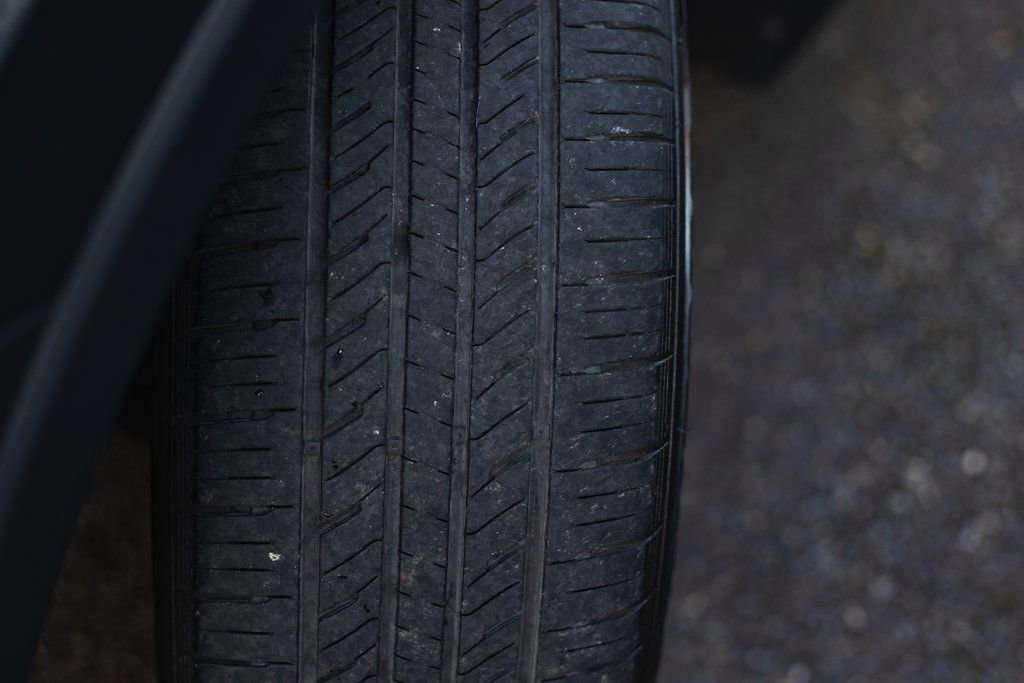 Used 2021 Volkswagen Tiguan SE w/ Panoramic Sunroof Package image 4