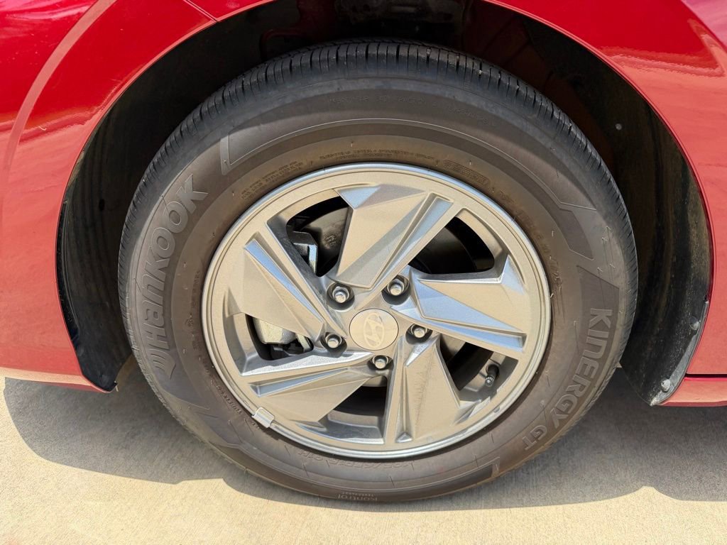 Certified 2025 Hyundai Elantra SE image 9