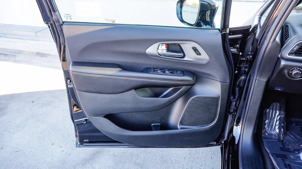 New 2027 Chrysler Pacifica Select FWD image 25