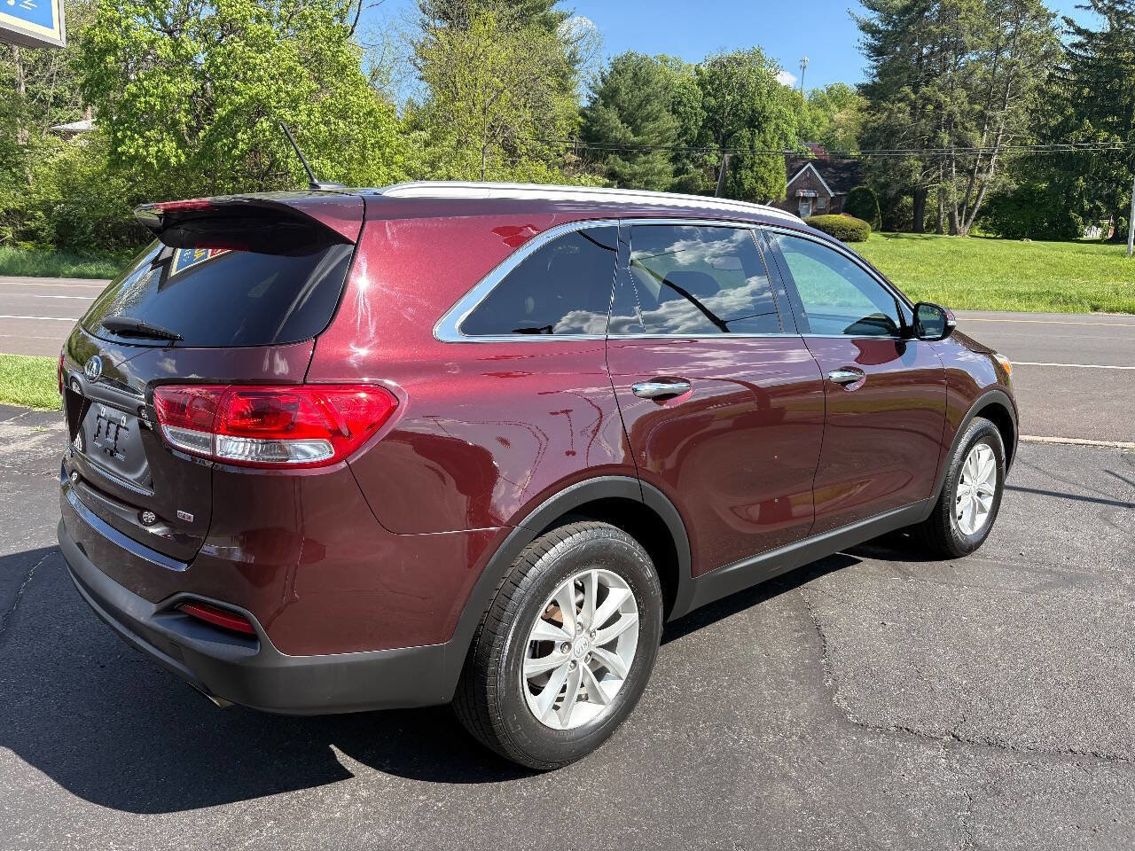 Used 2017 Kia Sorento FWD image 2