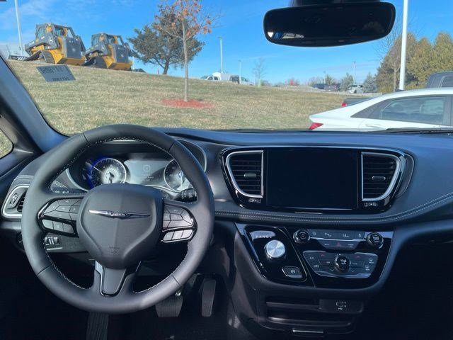 New 2026 Chrysler Pacifica Select w/ S Appearance Package image 15