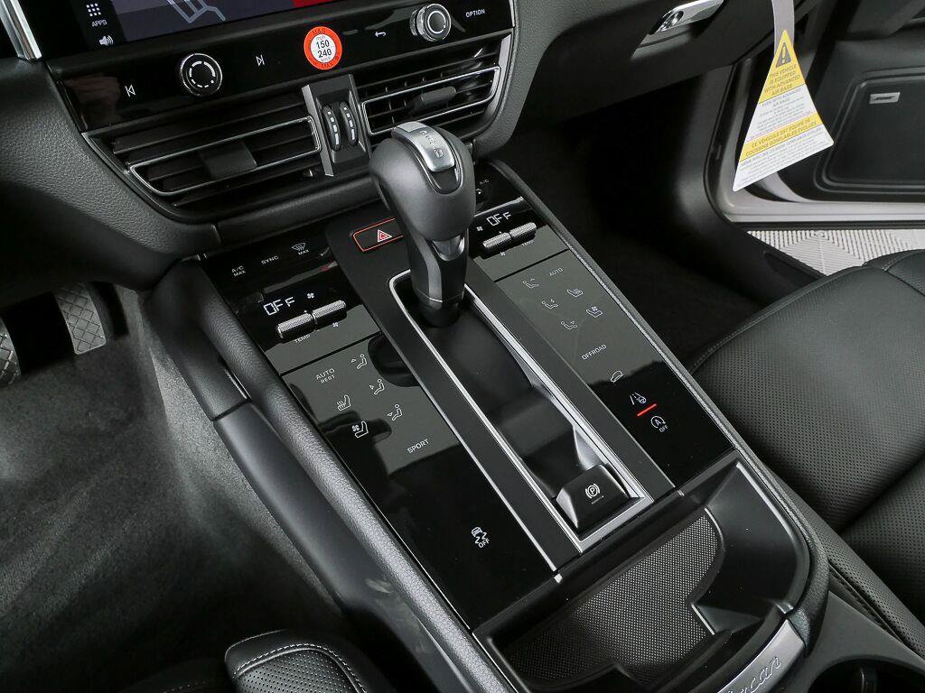 Certified 2026 Porsche Macan Turbo AWD/4WD image 17